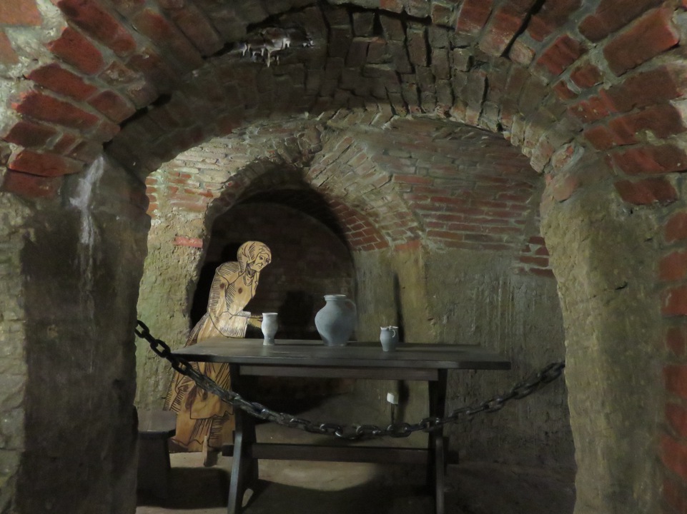 Labyrinth von Gängen, Kellern und Brunnen, das vom 14. Jahrhundert an unter dem heutigen Stadtkern angelegt wurde