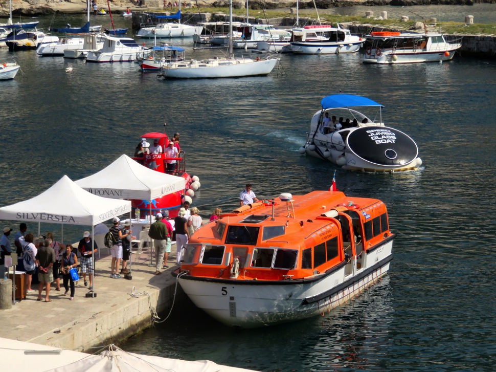 Tenderboot zum Kreuzfahrtschiff