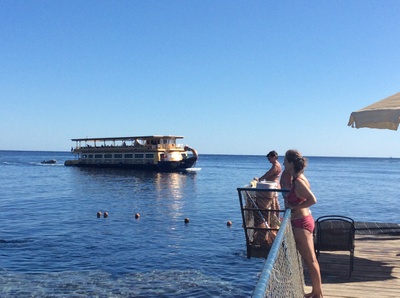 Ausflugsboot mit Glasboden