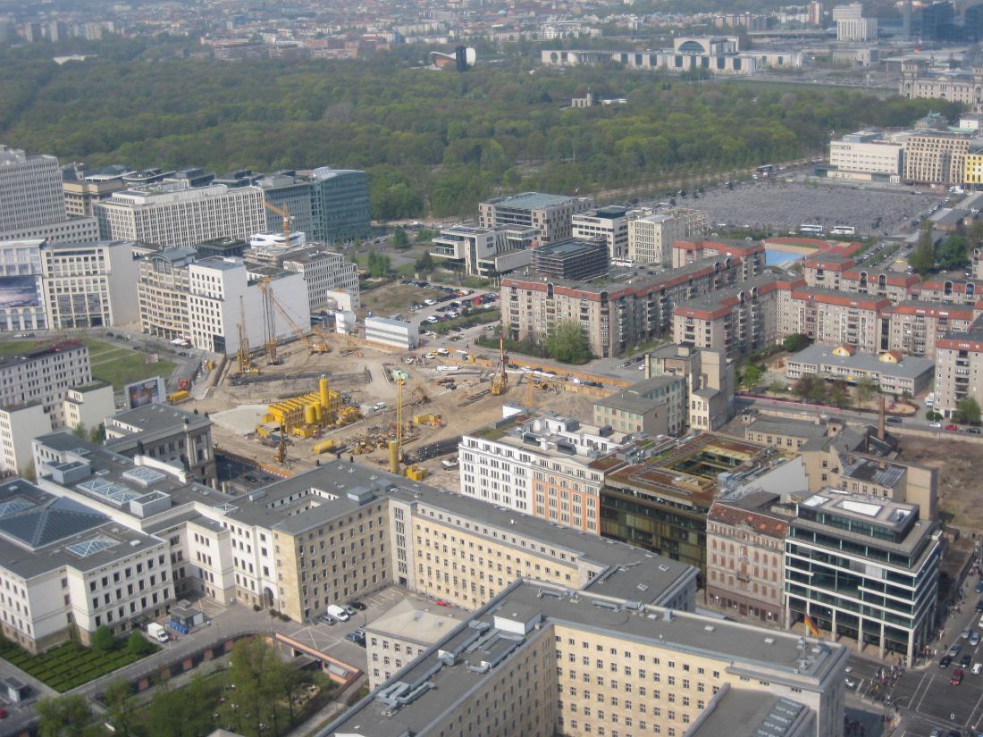 Genau in der Mitte Berlin überragt unser Riesen-Ballon am Checkpoint Charlie alle Gebäude rund um das Axel-Springer-Haus, das Sony Center und das Brandenburger Tor.