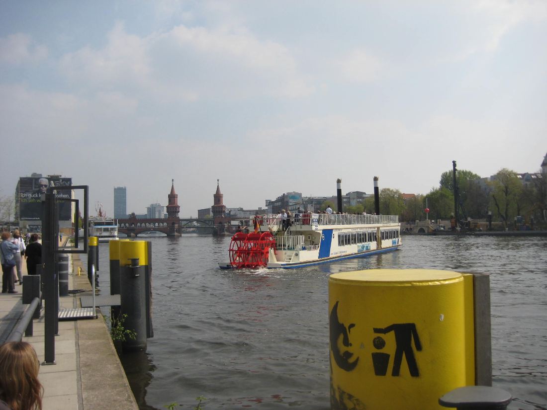 Raddampfer auf der Spree