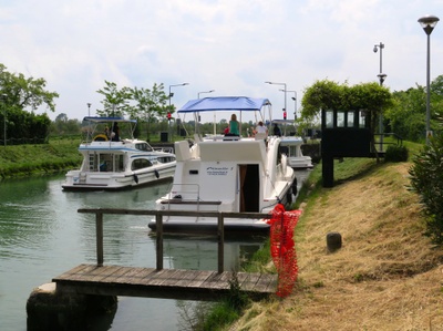 Hausboote in einer Kanal - Schleuse